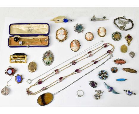 A quantity of vintage jewellery, to include four cameo brooches, including two in 925 silver mounts, a large Blue John pendan