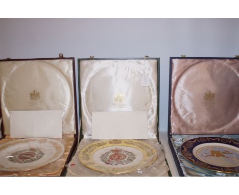 Spode commemorative plate together with a Spode Gloucester regiment plate &amp; the Chester regiment (All in plush fitted cas