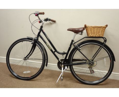 Vintage 7-speed town bicycle with leather saddle 