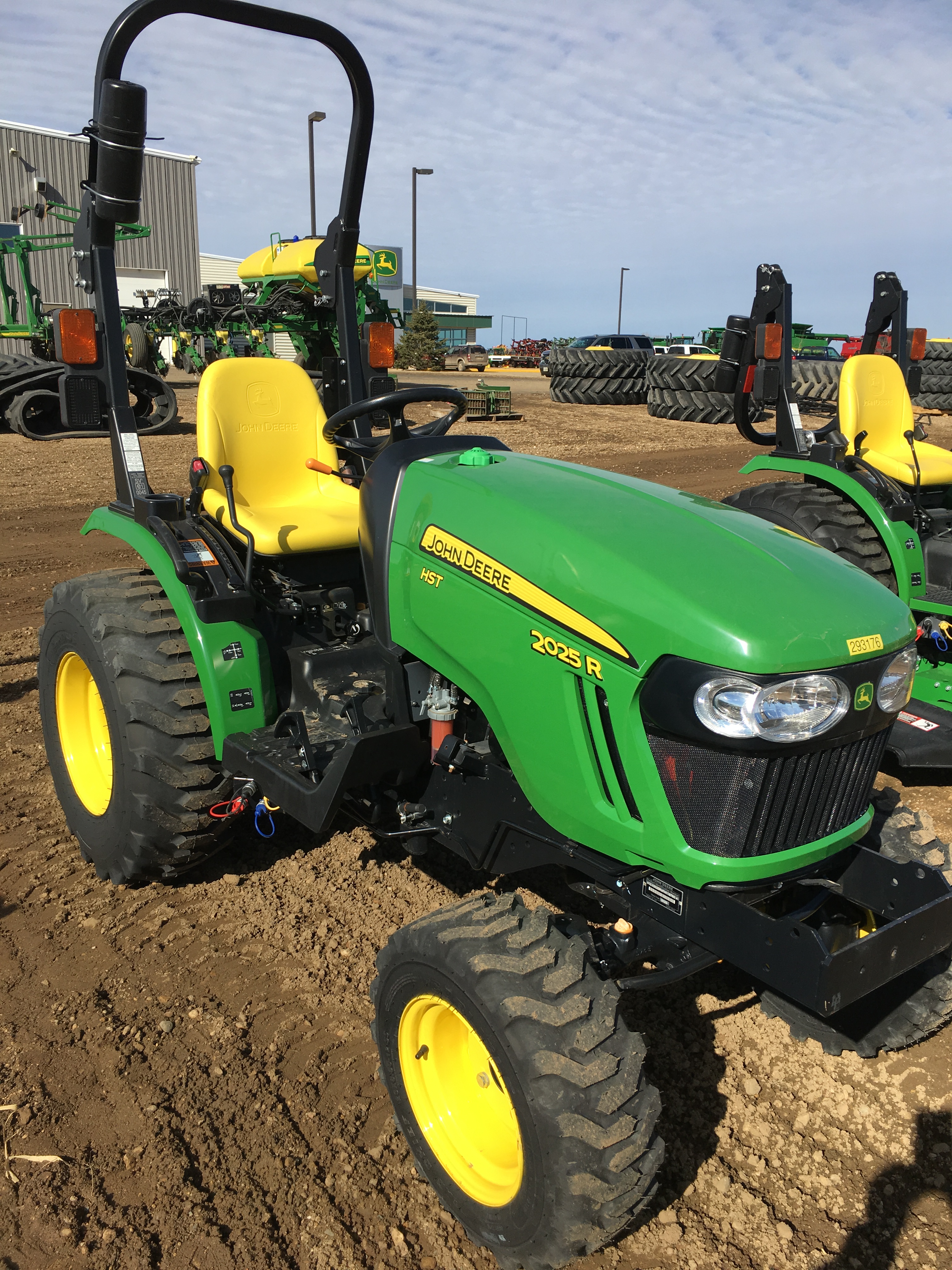 (83) NEW 2016 JD 2025R COMPACT DIESEL TRACTOR, OPEN STATION W/ROPS