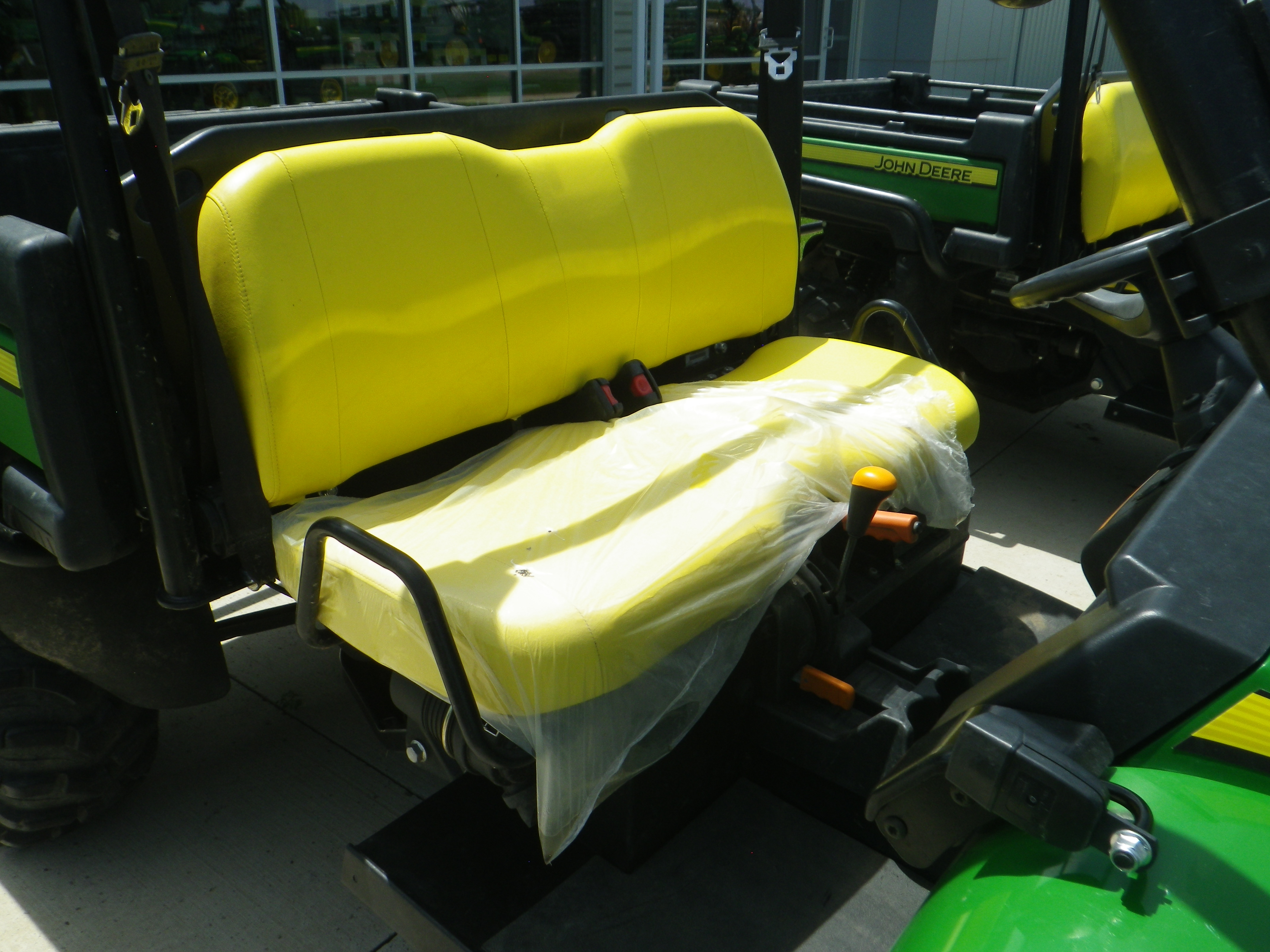 (81) 2014 JD 825I GATOR, 4WD, YELLOW BENCH SEAT, ROPS W/HALF WINDSHIELD