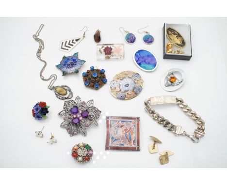 A quantity of vintage costume jewellery, including a 1940s lucite rose brooch, a gilt-metal filigree brooch, and a retro elec