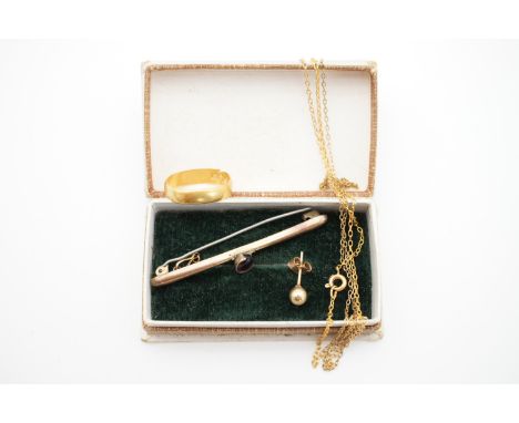 Sundry scrap yellow-metal, including an amethyst bar brooch, and a 22ct gold wedding band (1.8g), brooch (1.5g), sundry chain