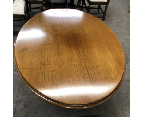 A Victorian mahogany tripod Loo or breakfast table, 135 x 107 x 72 cm