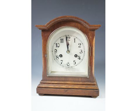 A oak mantle clock, 29 cm