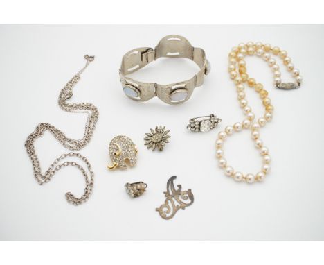 Vintage costume jewellery, including an articulated bracelet, brooches and a faux pearl necklace