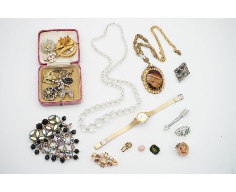 Vintage costume jewellery, including paste brooches and necklaces