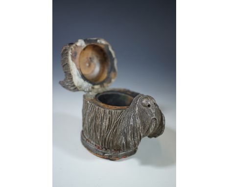 A vintage Black Forrest inkwell modelled as the head of a dog (liner lacking)