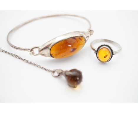 Contemporary silver / white metal and amber jewellery, including a silver bangle with sunken-set nodule, a white-metal dress 