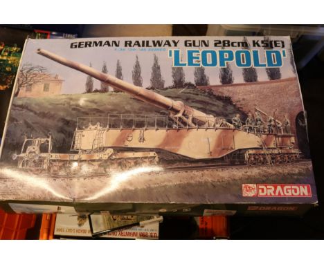 Dragon German Railway Gun 28cm K5 (E). 1:35 scale 39-45 series, "Leopold". Dated 2003. Boxed, some wear to sleeve. Kit is unm