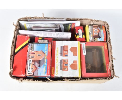 A QUANTITY OF BOXED HORNBY SKALEDALE  AND OTHER OO GAUGE MODEL RAILWAY LINESIDE BUILDINGS AND ACCESSORIES, to include Upper S
