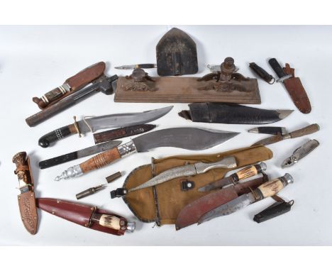 A SELECTION OF MILITARY STYLE KNIVES AND AN AXE, the knives are various sizes and some have horn handles, one is marked Descr