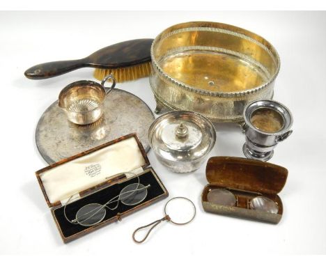 Various silver plate and collectables, to include a pair of plated spectacles with curved side bars in associated case, 15cm 