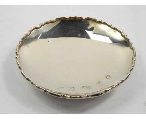 An Elizabeth II silver Armada dish, the pie crust outline, the plain centre on circular foot, 11cm wide, Birmingham 1952, in 