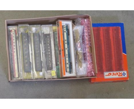 Thirty three N gauge passenger coaches by Fleischmann, Trix and Roco, all German Railways, most items boxed, some fitted with