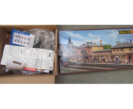 N gauge trackside accessories including buildings, station kit and N scale couplings, some items boxed, G (Est. plus 21% prem