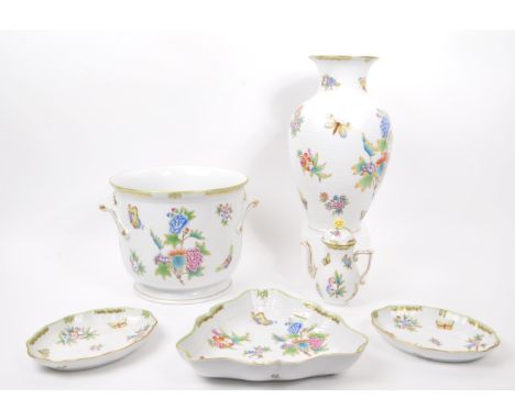 Herend - A collection of vintage 20th century Herend Queen Victoria pattern porcelain tableware. The collection includes a ba