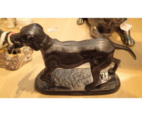 Cast iron hunting dog figurine, H: 14 cm. P&amp;P Group 2 (£18+VAT for the first lot and £3+VAT for subsequent lots) 