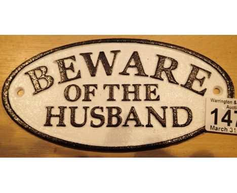 Cast iron Beware of the Husband sign, L: 18 cm. P&amp;P Group 1 (£14+VAT for the first lot and £1+VAT for subsequent lots) 