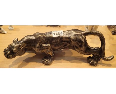 Cast iron lurking jaguar figurine, L: 45 cm. P&amp;P Group 2 (£18+VAT for the first lot and £3+VAT for subsequent lots) 