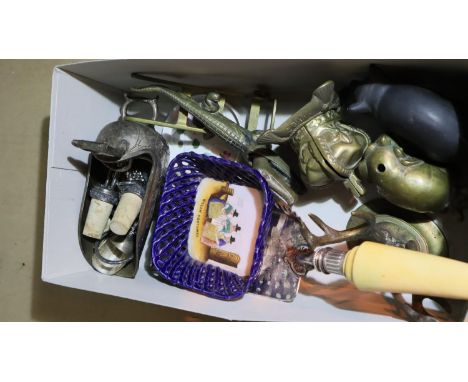 Mixed metal collectables and a ceramic pig. P&amp;P Group 2 (£18+VAT for the first lot and £3+VAT for subsequent lots) 