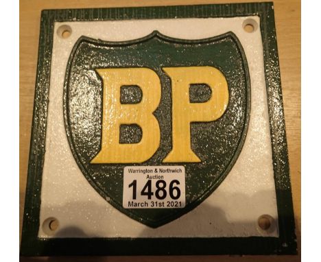 Green and yellow BP shield sign, L: 16 cm. P&amp;P Group 1 (£14+VAT for the first lot and £1+VAT for subsequent lots) 