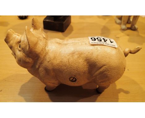 Cast iron pig moneybox, L: 22 cm. P&amp;P Group 2 (£18+VAT for the first lot and £3+VAT for subsequent lots) 