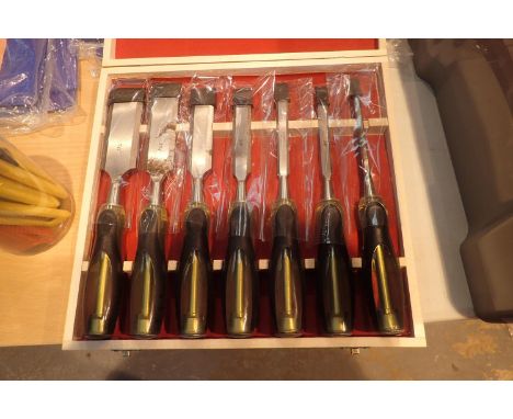 Seven piece deluxe chisel set. P&amp;P Group 2 (£18+VAT for the first lot and £3+VAT for subsequent lots) 