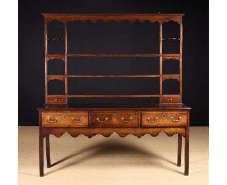 A Fine Quality 18th Century Oak Dresser having a superb glowing patina and rich mid-brown colour. The rack with a serpentine 