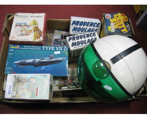 A Quantity of Plastic Model Kits and Toys, including Children's Toy Space Helmet, 321 Dusty Bin (incomplete) battery operated