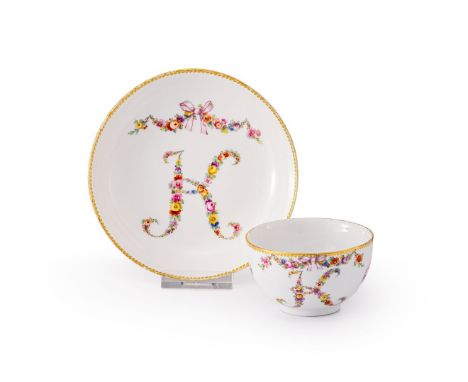 Tasse und Untertasse mit Blüteninitiale  KPM Berlin, um 1780 Glatt. Auf der Tassenwandung und im Fond der Untertasse ein aus 