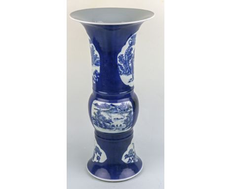 Vase in gu-Form  China Porzellan. Bemalt mit Figuren und Landschaften in weißgrundigen Reserven in Unterglasurblau auf blauem