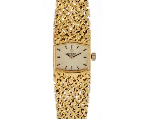 Omega-Damenarmbanduhr. Vintage  750/f. Gold. Marteléstruktur. Rechteckig mit Original-Goldband nach Verlauf. Gew. zus. ca. 35