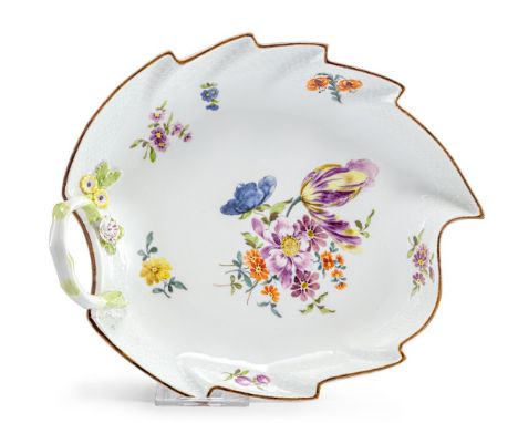 Blattschale "Ozier"  Meissen, um 1750/60 Bunt gemaltes Manierblumenbouquet, verstreut einzelne Blumen. Farbig staffierter Ast