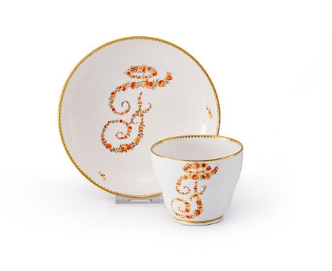 Tasse und Untertasse mit Blütenmonogramm   Meissen, um 1780 Glockenförmige Tasse mit Asthenkel und tief gemuldete Untertasse 