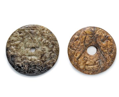 Zwei Bi-Scheiben  China, im Stil der Shang-Zeit a) Grüne, teilweise schwarze Jade (?). Beidseitig in Relief Würdenträger und 