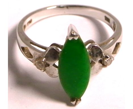 An 18ct white gold ring set with central green stone and two small white stones to either side, approx weight 2.6g, size K.