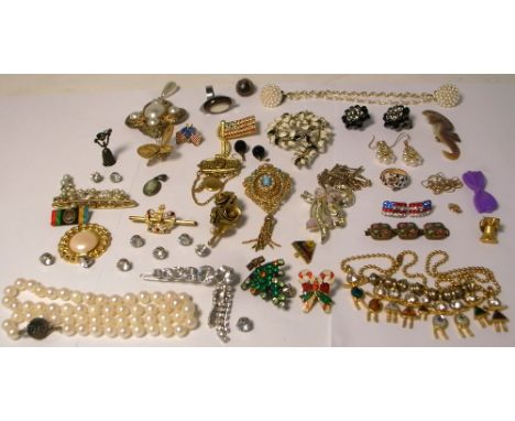 A small quantity of costume jewellery to a jewellery box to include brooches, a cultured pearl necklace, an 18ct gold plated 