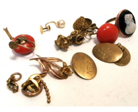 A small quantity of gold and yellow metal jewellery to include a 9ct rose gold cameo ring, 9ct gold cufflinks, a 9ct gold flo