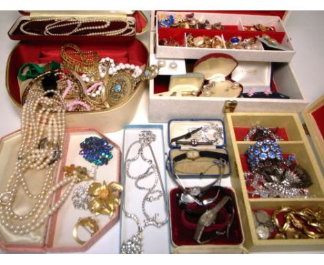 A quantity of costume jewellery to include necklaces, brooches, a boxed ladies Rotary stainless steel wristwatch etc.