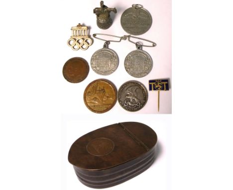 An early 20th century copper Horatio Nelson table snuff box containing a small quantity of 20th century coins and badges to i