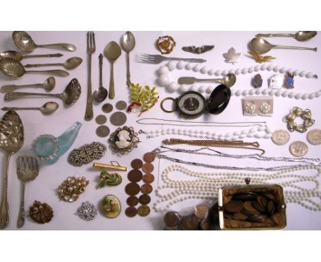 A collectors lot comprising 20th century British coinage, a small quantity of jewellery to include a yellow metal framed came