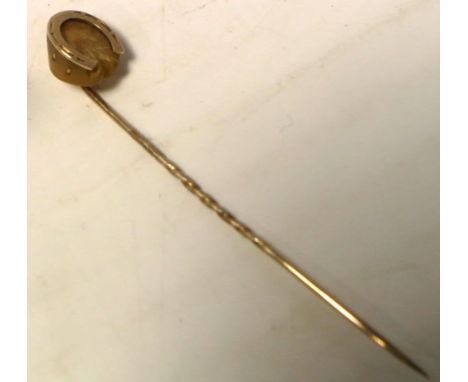 An Edwardian 9ct gold stick pin with horses hoof finial.