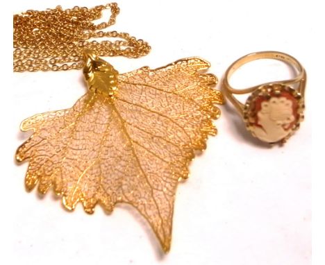A 9ct gold cameo ring and a yellow metal filigree brooch, approx weight 3.8g.