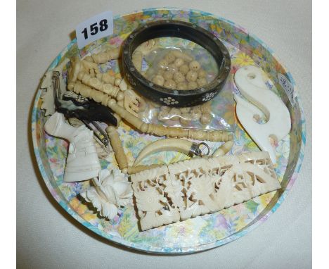 Collection of vintage and older bone and horn jewellery, Maori (?) whalebone pendant, Chinese antique carved ivory beads etc