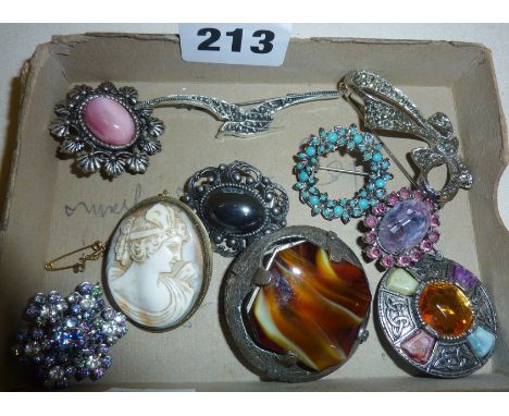 Assorted vintage brooches, including an old shell cameo (10)