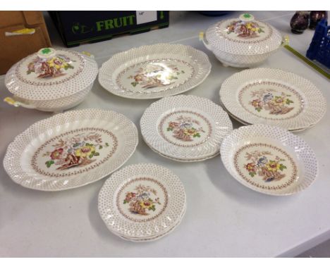 Royal Doulton 'Grantham' D5477 part dinner service comprising: 2 tureens, 3 tea plates, 3 breakfast plates, 2 dinner plates, 