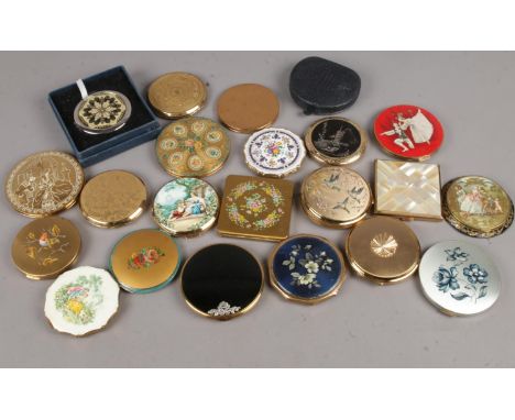 A group of 22 vintage powder compacts. To include Stratton, Rigu, Zenette etc  