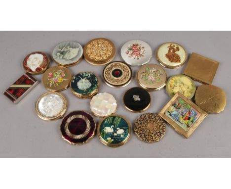 A group of 20 Vintage Powder compacts. To include Stratton, Kigu, Melissa etc  