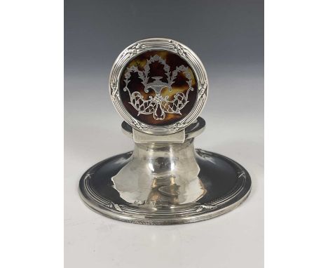 An Edwardian silver and tortoiseshell inkwell, Mappin and Webb, London 1907, capstan form with ribbon and reed handing, the h